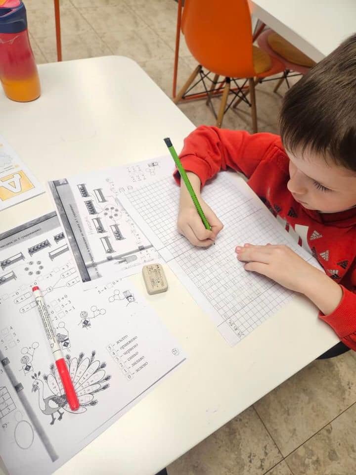 Преподавател работи индивидуално с ученик