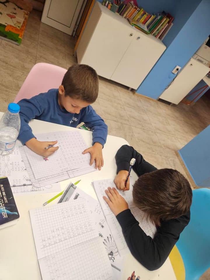 Деца работят заедно в група до 6 ученици